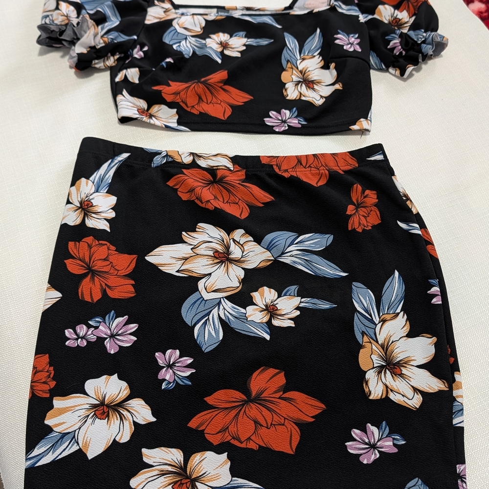 SHEIN Curve Floral Top with Black Trim